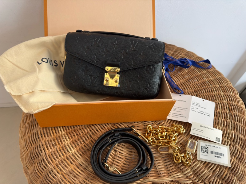 全新LV黑色全皮壓紋Pochette Métis East West 橫版郵差包M46595-0