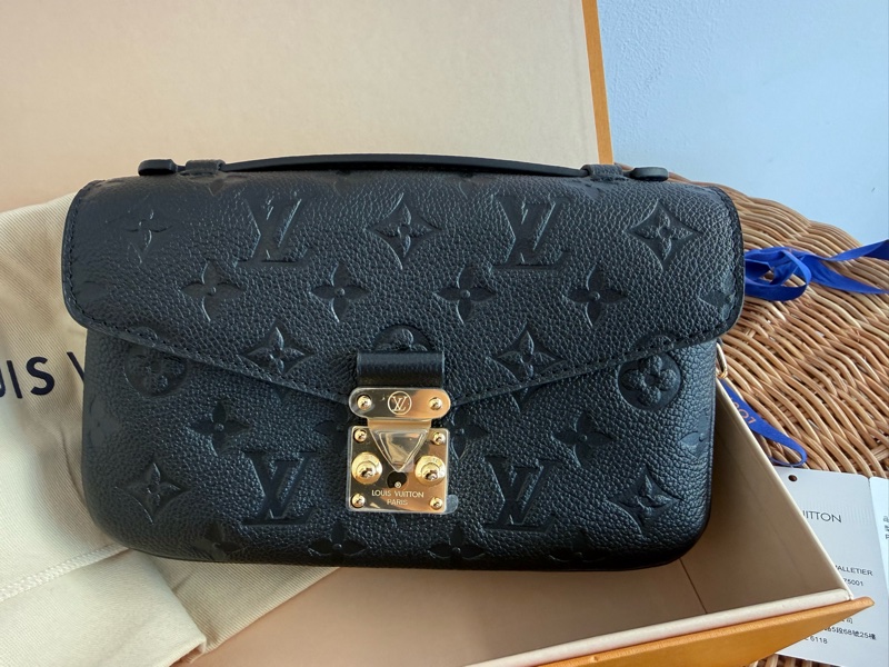 全新LV黑色全皮壓紋Pochette Métis East West 橫版郵差包M46595-1