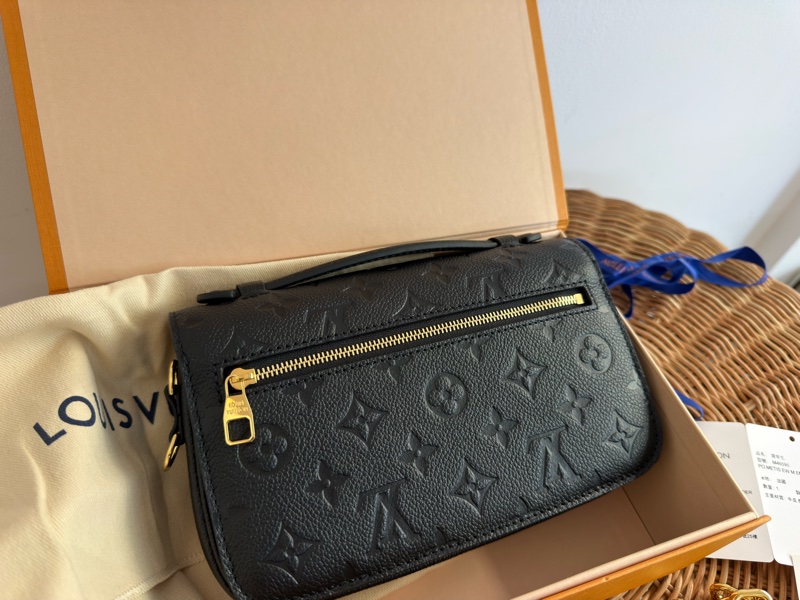 全新LV黑色全皮壓紋Pochette Métis East West 橫版郵差包M46595-2