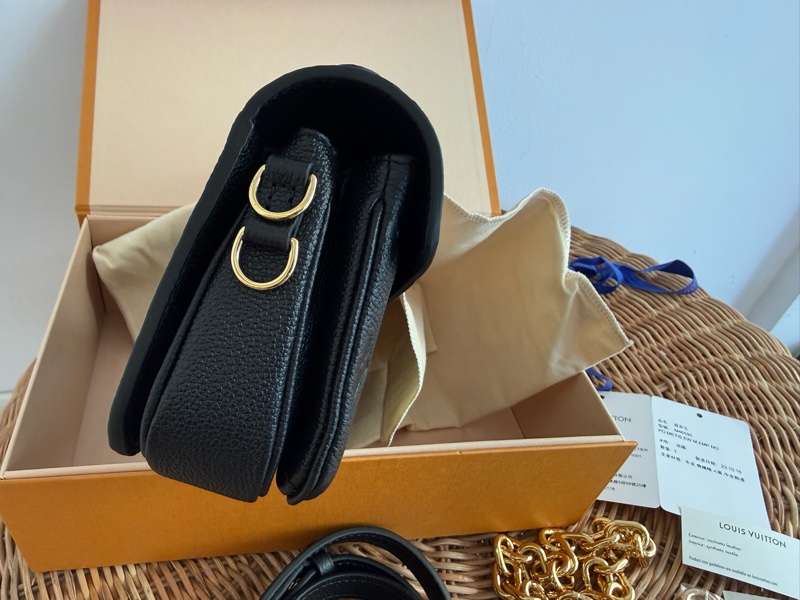 全新LV黑色全皮壓紋Pochette Métis East West 橫版郵差包M46595-3