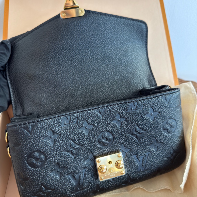 全新LV黑色全皮壓紋Pochette Métis East West 橫版郵差包M46595-6