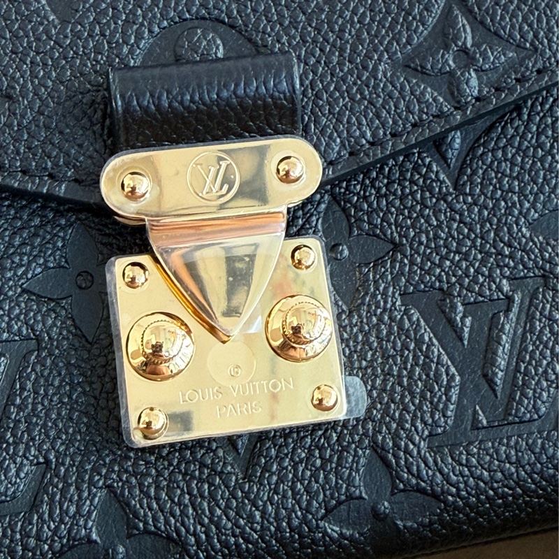 全新LV黑色全皮壓紋Pochette Métis East West 橫版郵差包M46595-9