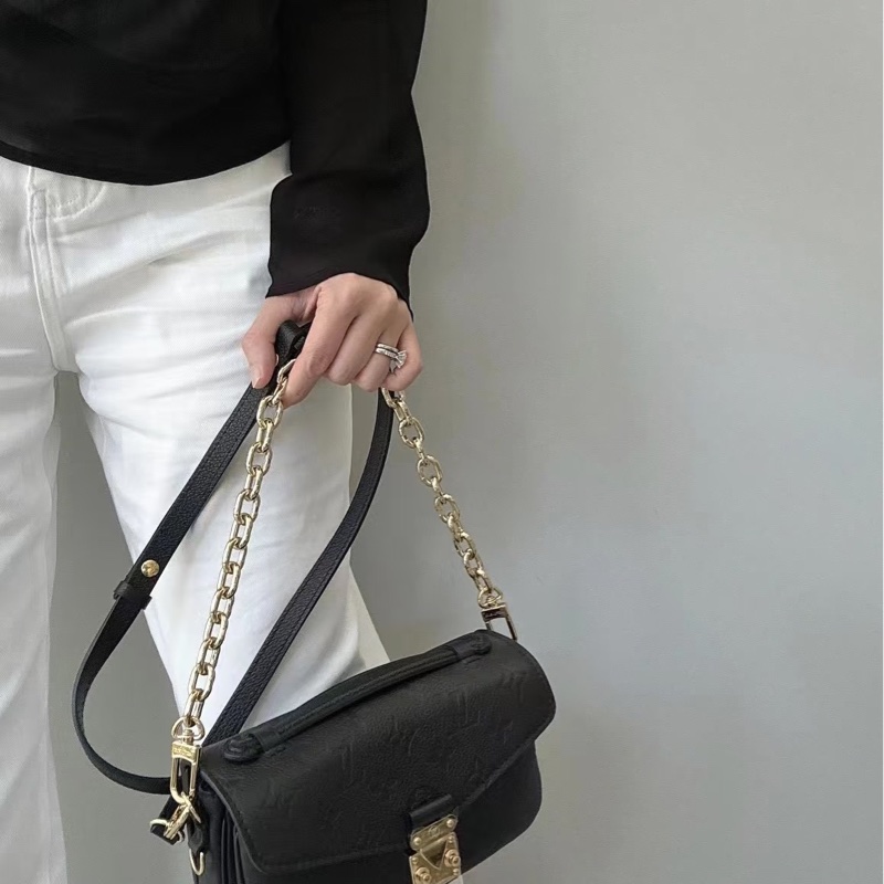 全新LV黑色全皮壓紋Pochette Métis East West 橫版郵差包M46595-13