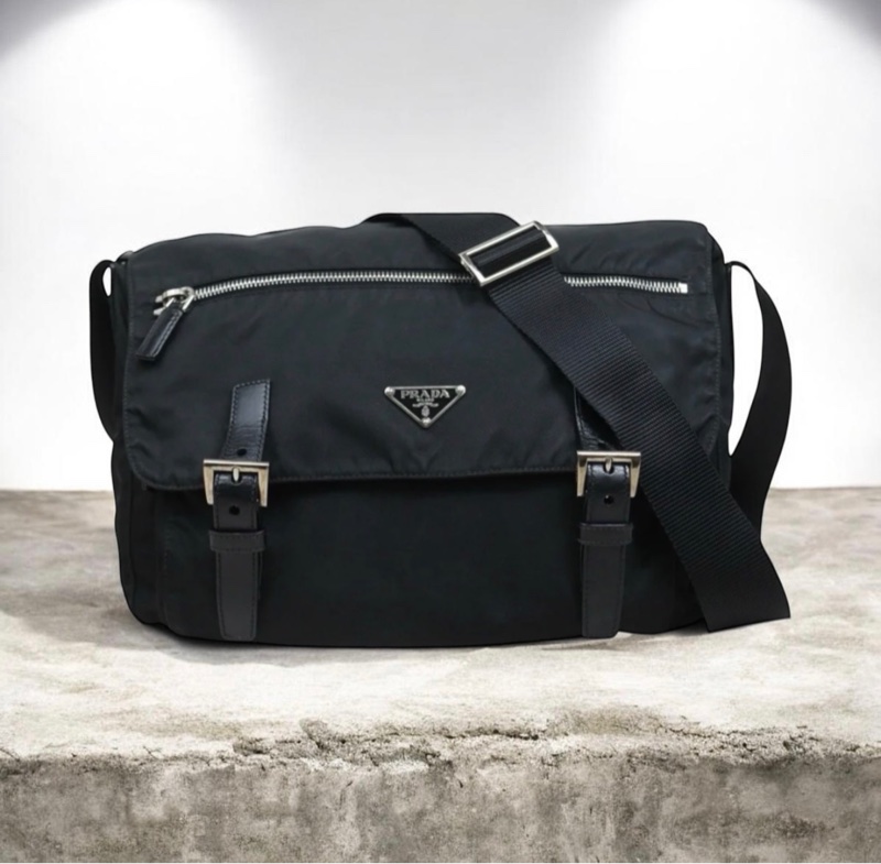 「JL精品代購」 9新 Prada 郵差包-0