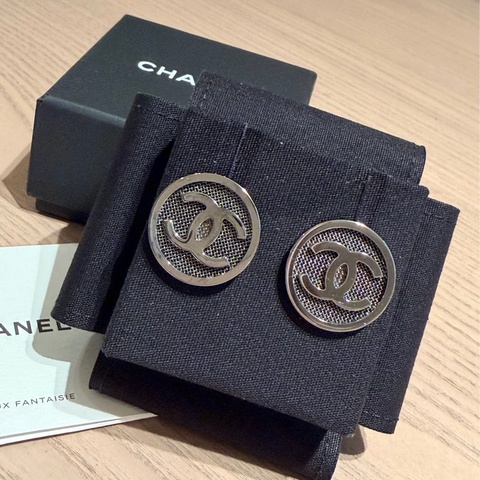 CHANEL | 醫療鋼圓形簍空Logo 耳環