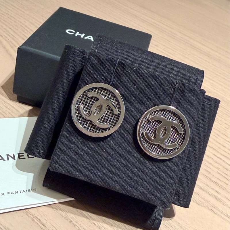 CHANEL | 圓形簍空Logo 耳環-0