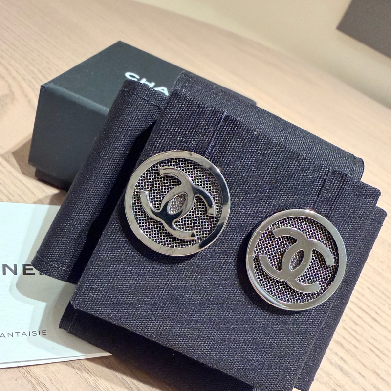 CHANEL | 圓形簍空Logo 耳環-1