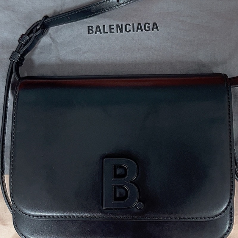 BALENCIAGA 巴黎世家 592898 金屬B LOGO小牛皮風琴小方包(黑)-0