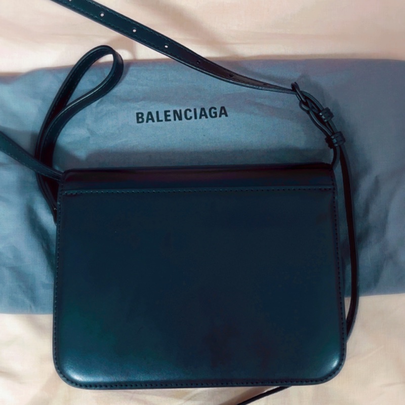 BALENCIAGA 巴黎世家 592898 金屬B LOGO小牛皮風琴小方包(黑)-1