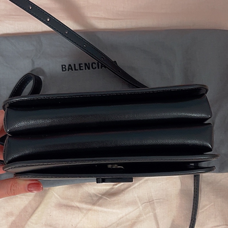 BALENCIAGA 巴黎世家 592898 金屬B LOGO小牛皮風琴小方包(黑)-3