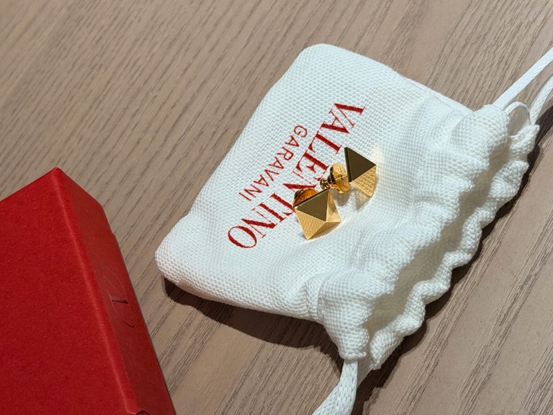 全新 VALENTINO | 金色卯釘造型耳釘-1