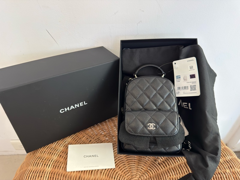 全新CHANEL黑色荔枝皮牛皮24P前口袋銀釦拉鏈迷你後背包斜背包小書包AP3753-0