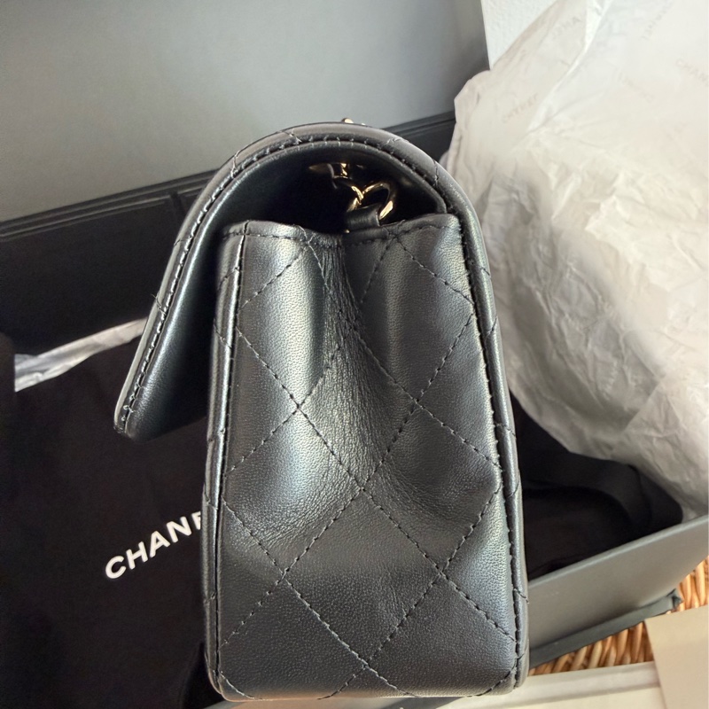 全新CHANEL黑色小羊皮菱格紋淡金扣20cm Mini COCO口蓋包A69900-4