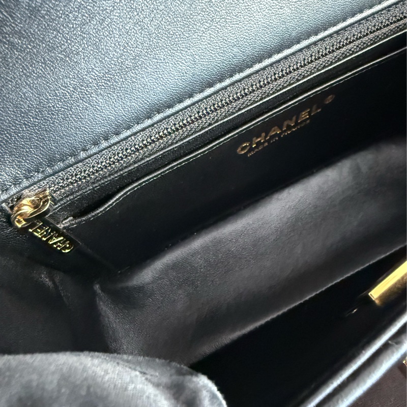 全新CHANEL黑色小羊皮菱格紋淡金扣20cm Mini COCO口蓋包A69900-10