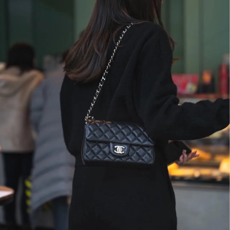 全新CHANEL黑色小羊皮菱格紋淡金扣20cm Mini COCO口蓋包A69900-13