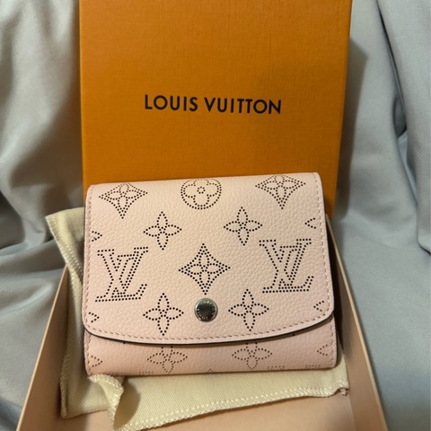 LV M62541 IRIS 柔粉Mahina花紋穿孔小牛皮零錢短夾(全新）