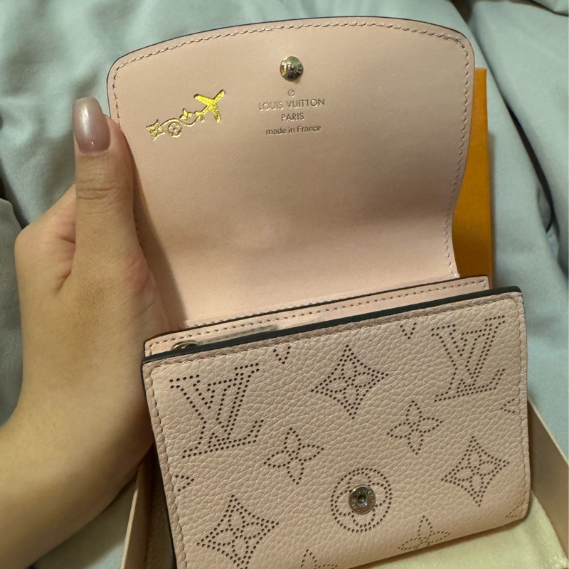 LV M62541 IRIS 柔粉Mahina花紋穿孔小牛皮零錢短夾(全新）-1