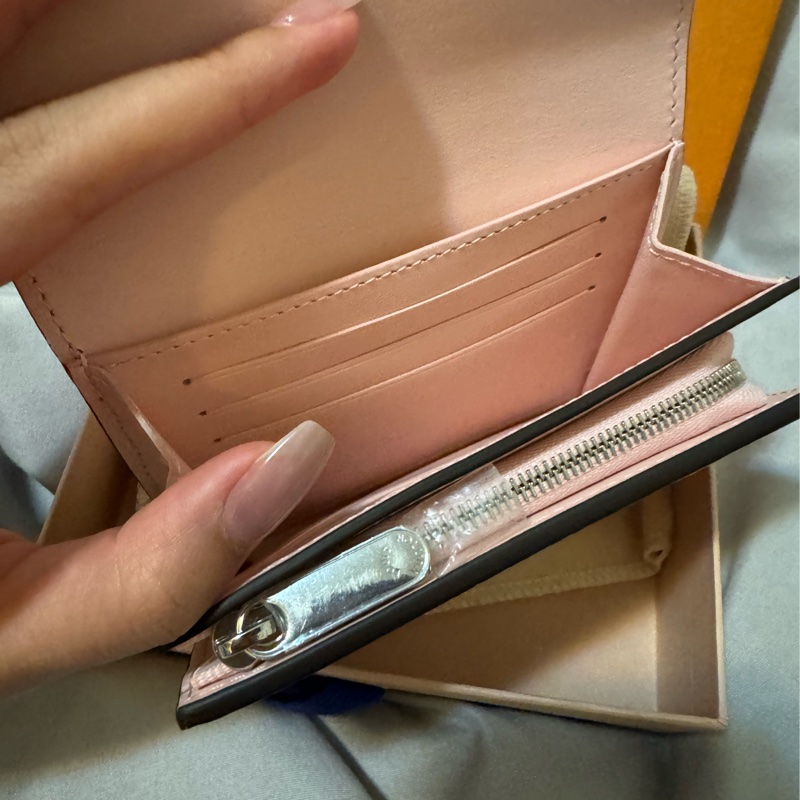 LV M62541 IRIS 柔粉Mahina花紋穿孔小牛皮零錢短夾(全新）-2