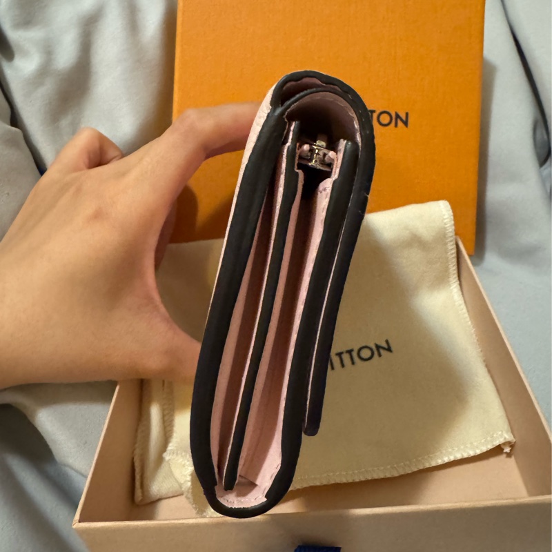 LV M62541 IRIS 柔粉Mahina花紋穿孔小牛皮零錢短夾(全新）-3