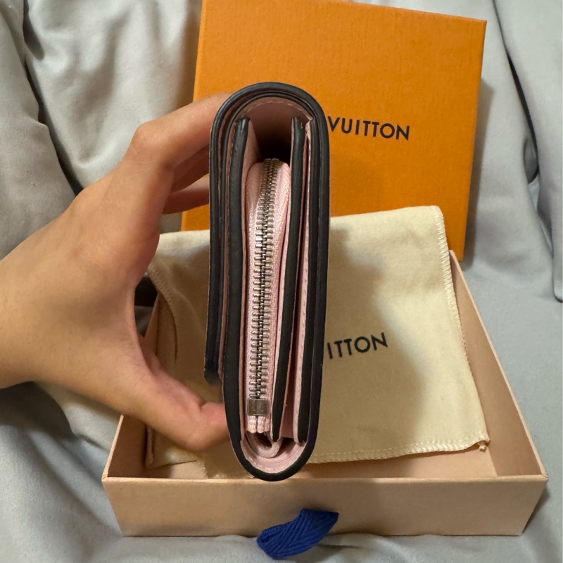 LV M62541 IRIS 柔粉Mahina花紋穿孔小牛皮零錢短夾(全新）-4