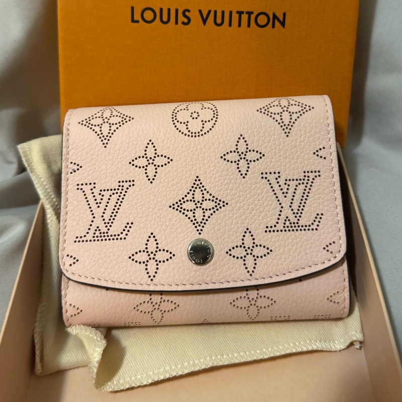 LV M62541 IRIS 柔粉Mahina花紋穿孔小牛皮零錢短夾(全新）-6