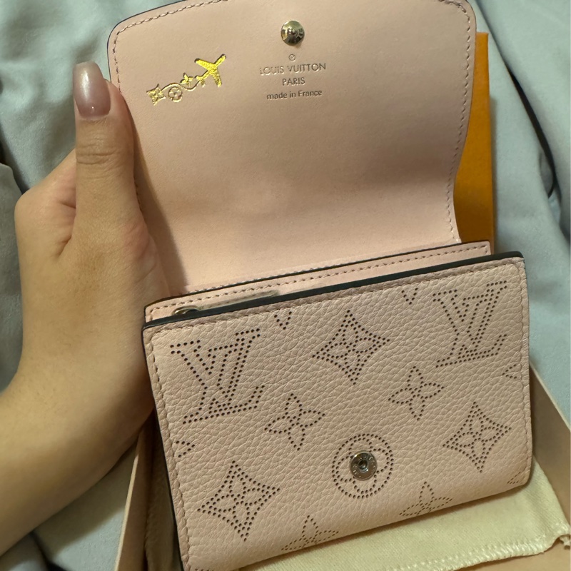 LV M62541 IRIS 柔粉Mahina花紋穿孔小牛皮零錢短夾(全新）-12