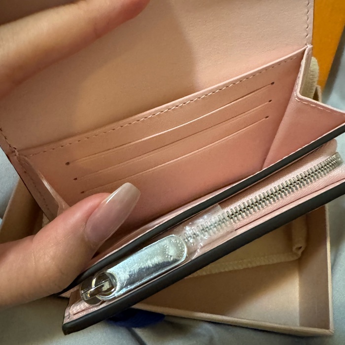 LV M62541 IRIS 柔粉Mahina花紋穿孔小牛皮零錢短夾(全新）-13