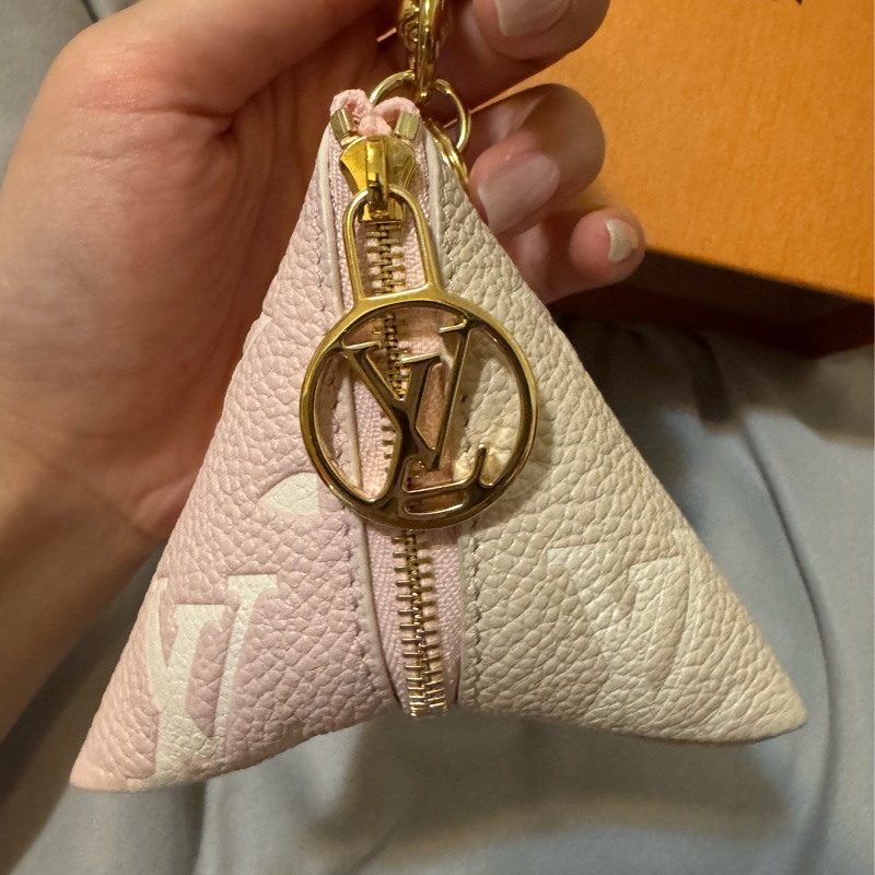 (全新)LV M00669雙色拼接三角粽子零錢包兼鑰匙圈-0