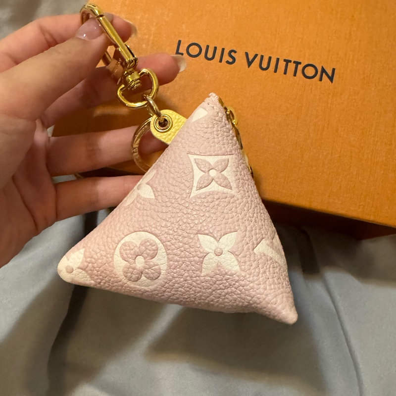 (全新)LV M00669雙色拼接三角粽子零錢包兼鑰匙圈-1
