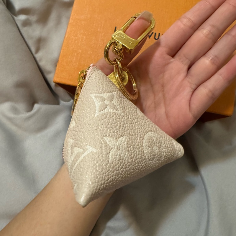 (全新)LV M00669雙色拼接三角粽子零錢包兼鑰匙圈-2