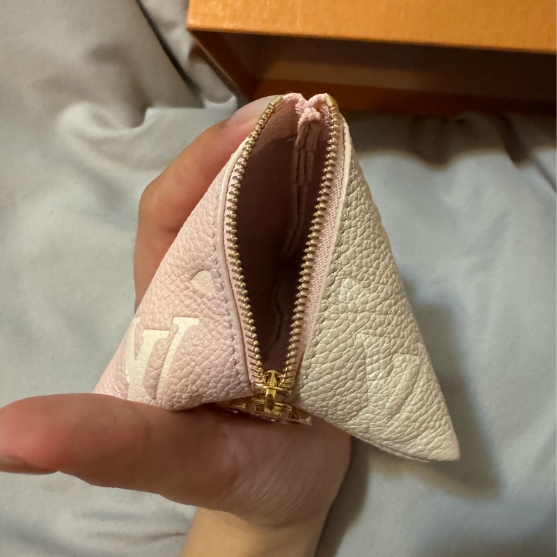 (全新)LV M00669雙色拼接三角粽子零錢包兼鑰匙圈-5