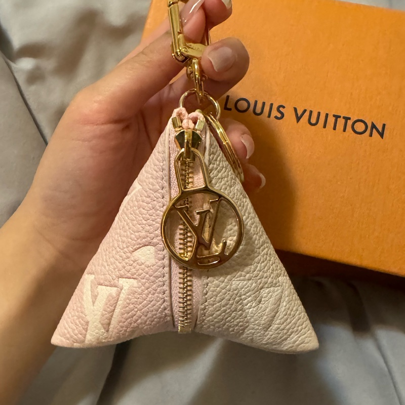 (全新)LV M00669雙色拼接三角粽子零錢包兼鑰匙圈-6