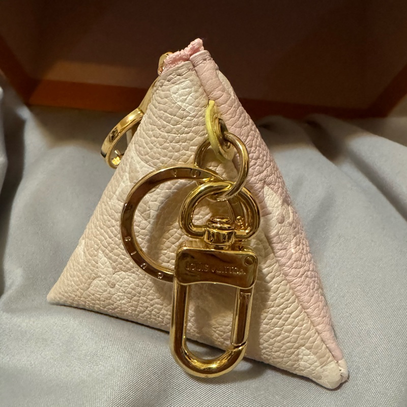 (全新)LV M00669雙色拼接三角粽子零錢包兼鑰匙圈-7