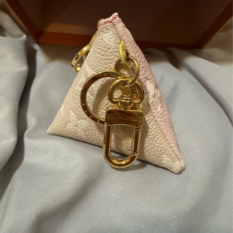 (全新)LV M00669雙色拼接三角粽子零錢包兼鑰匙圈-9