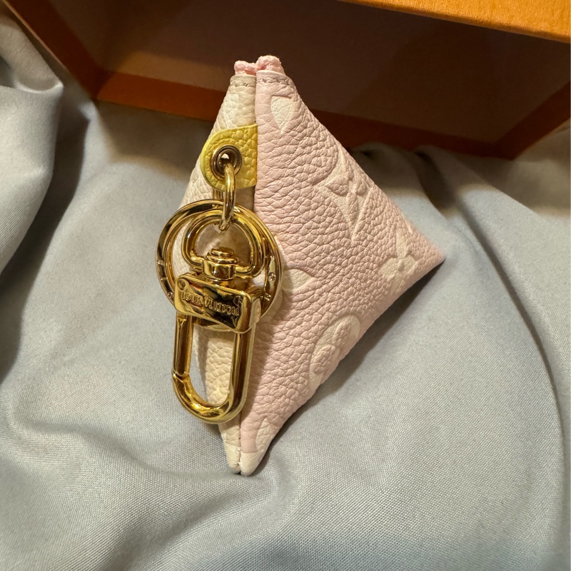 (全新)LV M00669雙色拼接三角粽子零錢包兼鑰匙圈-10