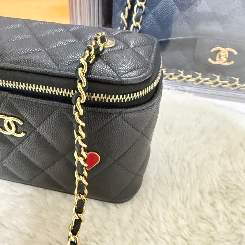 未使用品✨市場最甜價了🫶🏻chanel香奈兒黑色荔枝皮 皮穿鏈 長盒子 斜背包 撲克系列 化妝包-25