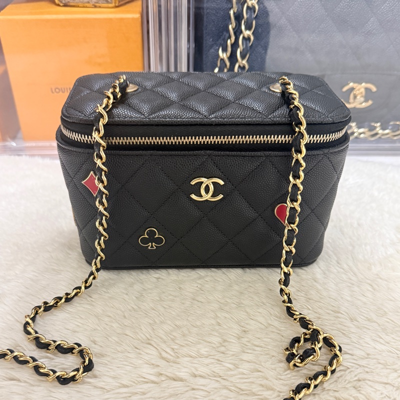 未使用品✨市場最甜價了🫶🏻chanel香奈兒黑色荔枝皮 皮穿鏈 長盒子 斜背包 撲克系列 化妝包-27