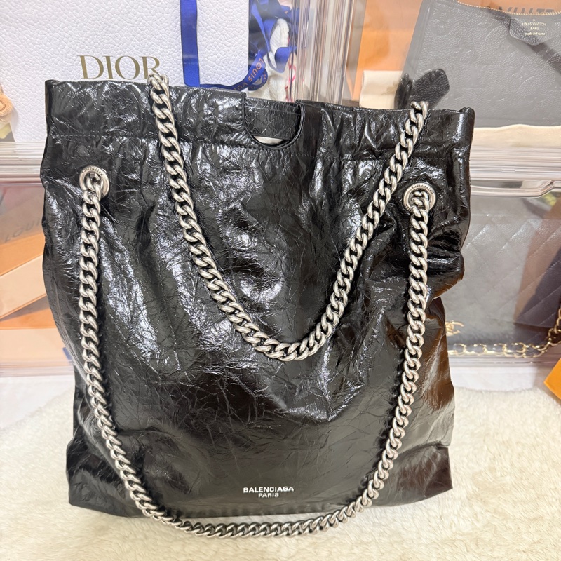 未使用品✨市場最甜價了🫶🏻男生揹起來也非常好看！三種揹法的實用包🖤巴黎世家的購物包 22包 黑色揉皺牛皮 可以斜背 肩背 香奈兒的流浪包揹法-0