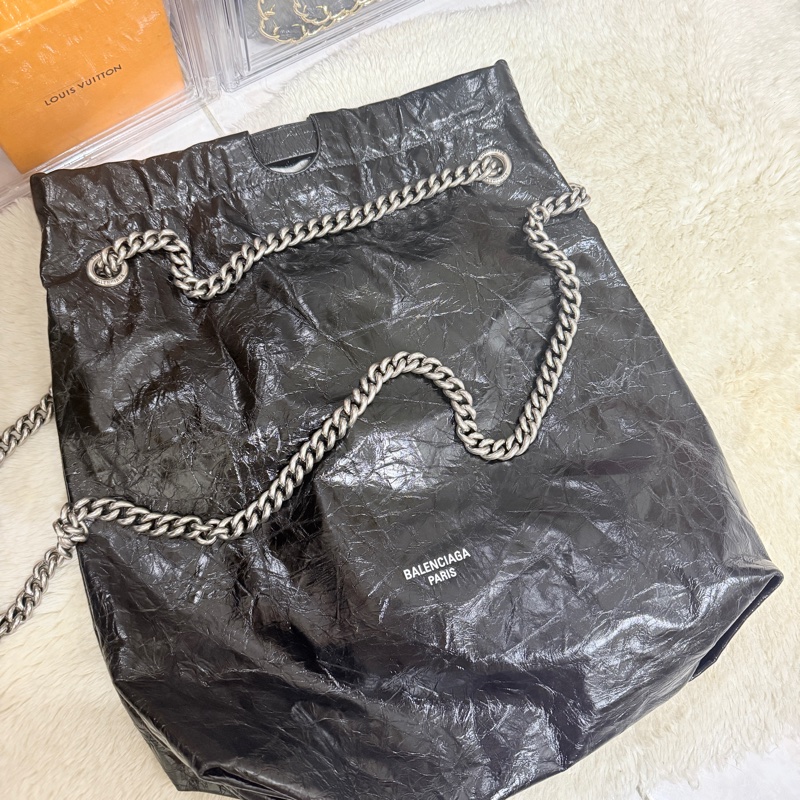 未使用品✨市場最甜價了🫶🏻男生揹起來也非常好看！三種揹法的實用包🖤巴黎世家的購物包 22包 黑色揉皺牛皮 可以斜背 肩背 香奈兒的流浪包揹法-1