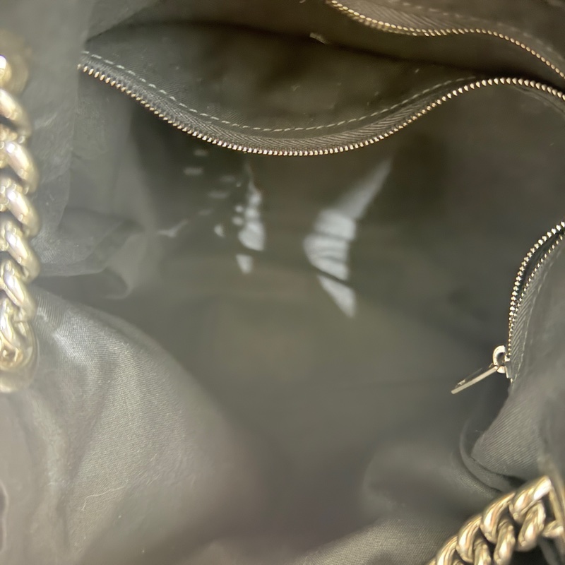 未使用品✨市場最甜價了🫶🏻男生揹起來也非常好看！三種揹法的實用包🖤巴黎世家的購物包 22包 黑色揉皺牛皮 可以斜背 肩背 香奈兒的流浪包揹法-2