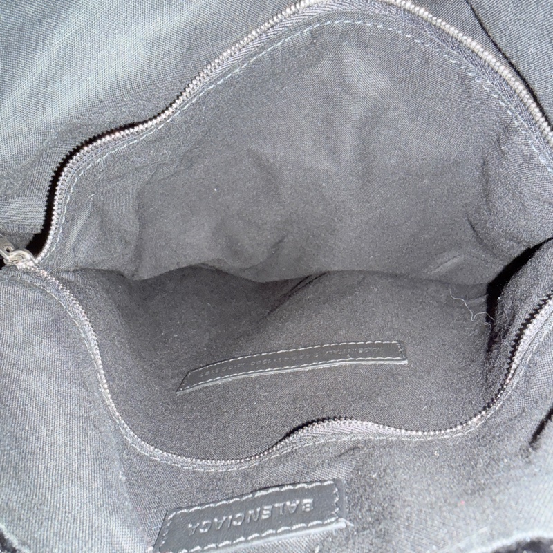 未使用品✨市場最甜價了🫶🏻男生揹起來也非常好看！三種揹法的實用包🖤巴黎世家的購物包 22包 黑色揉皺牛皮 可以斜背 肩背 香奈兒的流浪包揹法-3