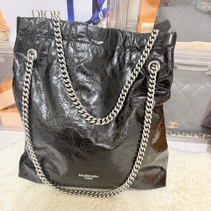 未使用品✨市場最甜價了🫶🏻男生揹起來也非常好看！三種揹法的實用包🖤巴黎世家的購物包 22包 黑色揉皺牛皮 可以斜背 肩背 香奈兒的流浪包揹法-4