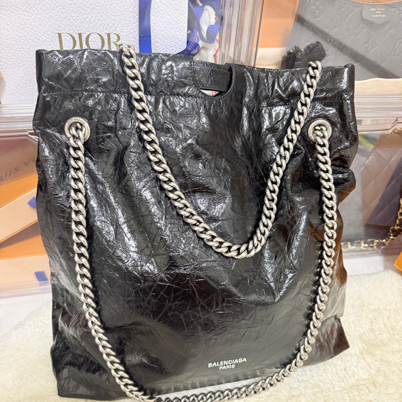 未使用品✨市場最甜價了🫶🏻男生揹起來也非常好看！三種揹法的實用包🖤巴黎世家的購物包 22包 黑色揉皺牛皮 可以斜背 肩背 香奈兒的流浪包揹法-5