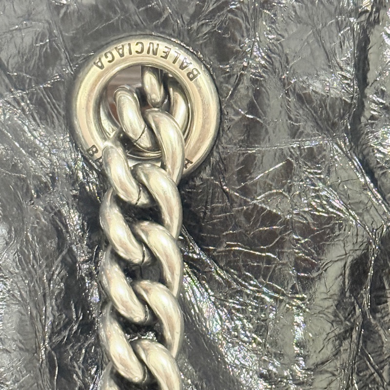 未使用品✨市場最甜價了🫶🏻男生揹起來也非常好看！三種揹法的實用包🖤巴黎世家的購物包 22包 黑色揉皺牛皮 可以斜背 肩背 香奈兒的流浪包揹法-6