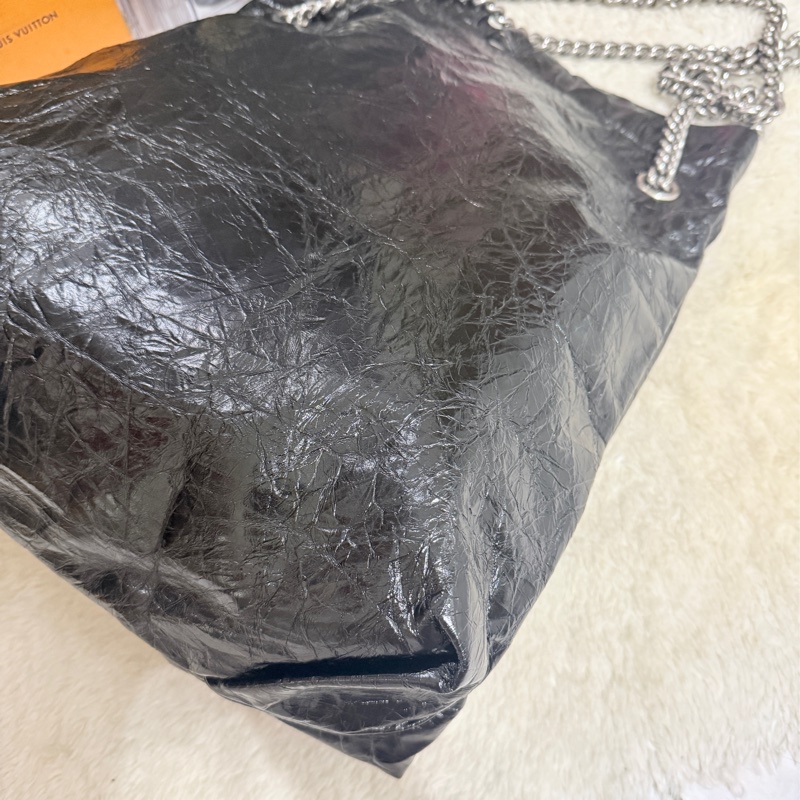 未使用品✨市場最甜價了🫶🏻男生揹起來也非常好看！三種揹法的實用包🖤巴黎世家的購物包 22包 黑色揉皺牛皮 可以斜背 肩背 香奈兒的流浪包揹法-9