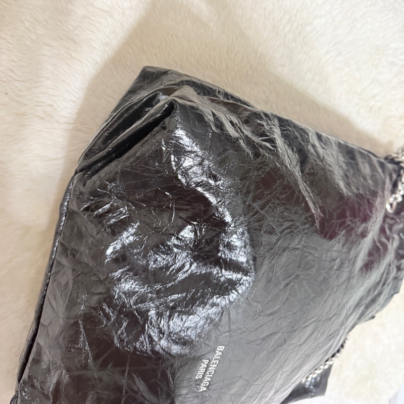 未使用品✨市場最甜價了🫶🏻男生揹起來也非常好看！三種揹法的實用包🖤巴黎世家的購物包 22包 黑色揉皺牛皮 可以斜背 肩背 香奈兒的流浪包揹法-10