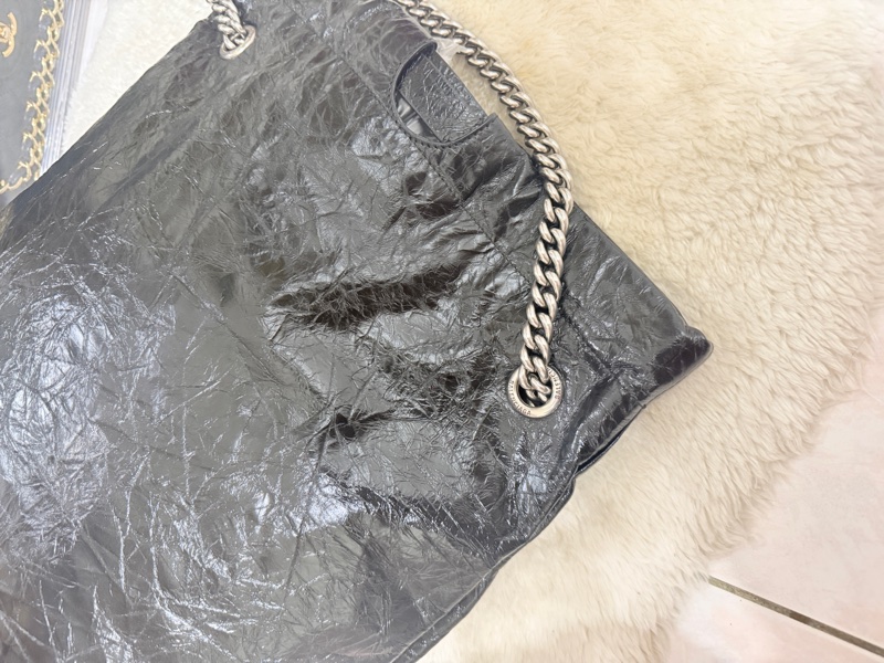 未使用品✨市場最甜價了🫶🏻男生揹起來也非常好看！三種揹法的實用包🖤巴黎世家的購物包 22包 黑色揉皺牛皮 可以斜背 肩背 香奈兒的流浪包揹法-12