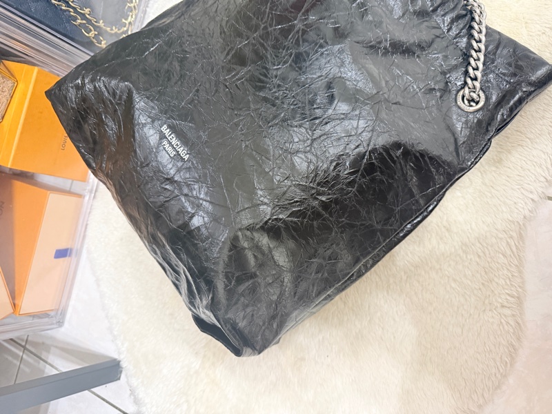 未使用品✨市場最甜價了🫶🏻男生揹起來也非常好看！三種揹法的實用包🖤巴黎世家的購物包 22包 黑色揉皺牛皮 可以斜背 肩背 香奈兒的流浪包揹法-13