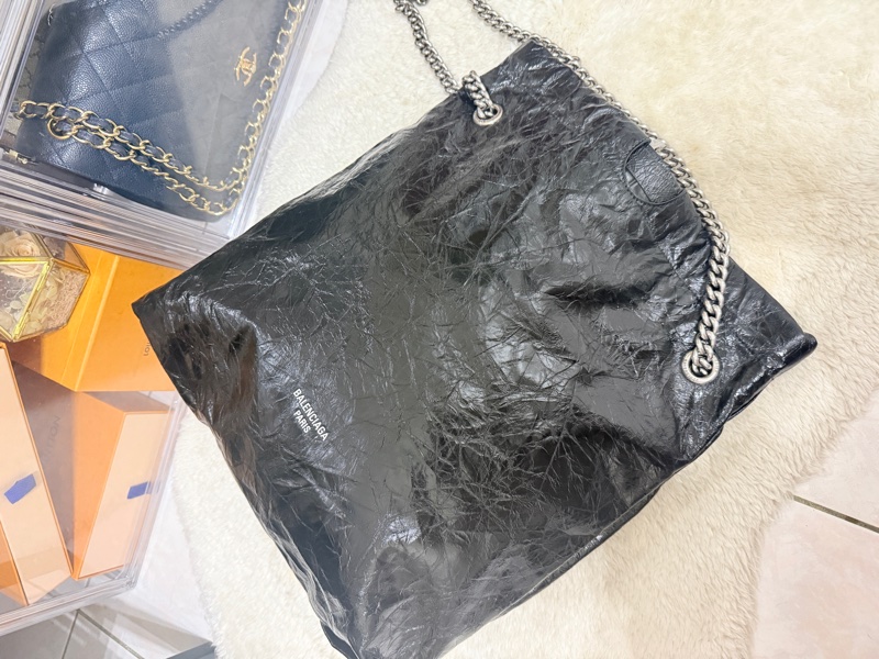 未使用品✨市場最甜價了🫶🏻男生揹起來也非常好看！三種揹法的實用包🖤巴黎世家的購物包 22包 黑色揉皺牛皮 可以斜背 肩背 香奈兒的流浪包揹法-14