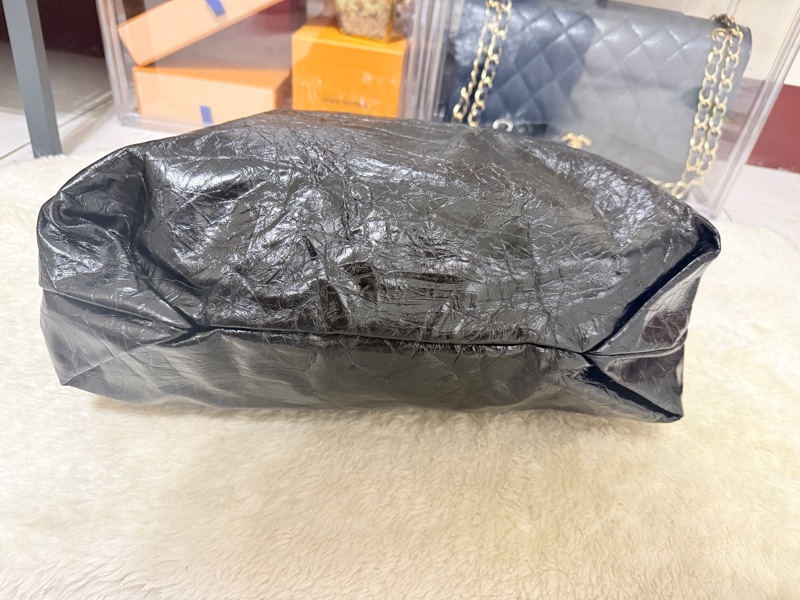 未使用品✨市場最甜價了🫶🏻男生揹起來也非常好看！三種揹法的實用包🖤巴黎世家的購物包 22包 黑色揉皺牛皮 可以斜背 肩背 香奈兒的流浪包揹法-15